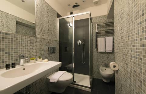 Hotel San Francisco — bathroom