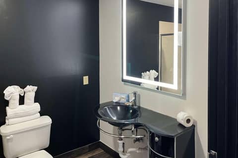 Sonesta Essential Savannah — bathroom