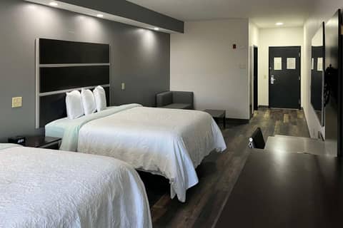 Sonesta Essential Savannah — hotel room