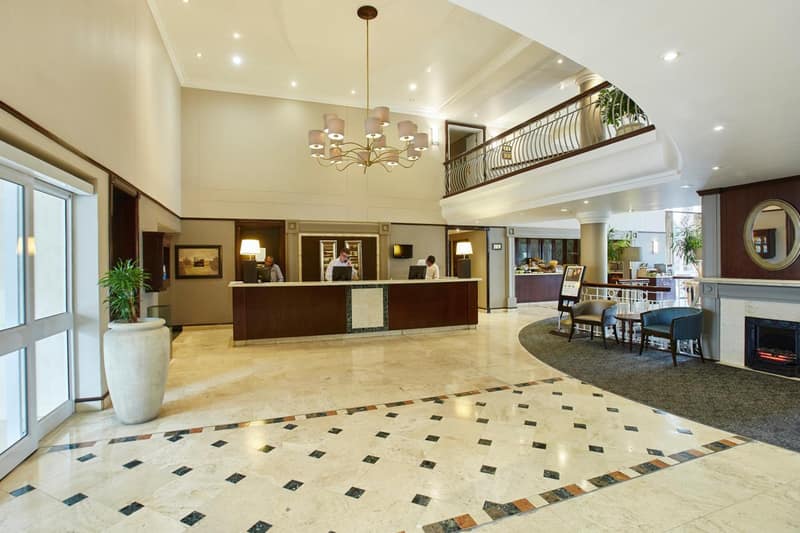StayEasy Century City — recepcion & lobby