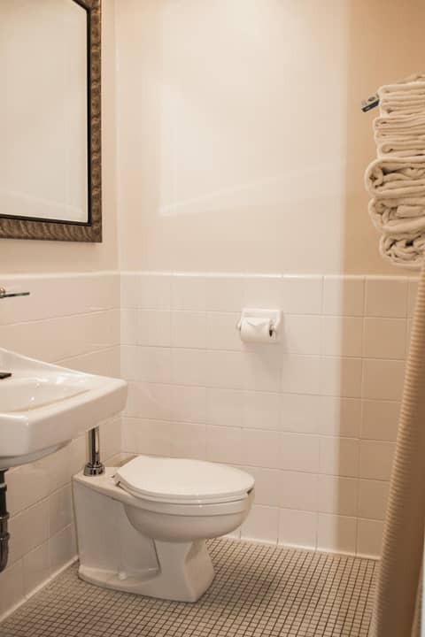 Missouri Athletic Club — bathroom