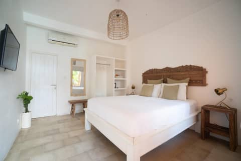 The Room Padang-Padang — hotel room
