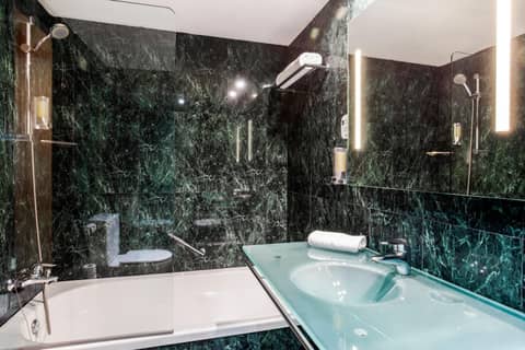 B&B HOTEL Granada Estación — bathroom