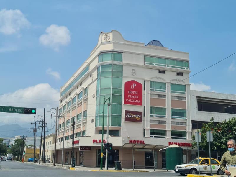 Hotel Plaza Calzada — building