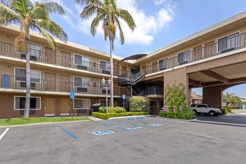 Quality Inn & Suites Anaheim Maingate — photo 2