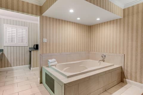 Quality Inn & Suites Anaheim Maingate — photo 9
