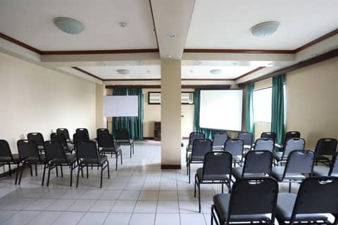 OYO 210 Apple Tree Suites — photo 2