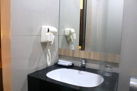 Top Malioboro Hotel — bathroom