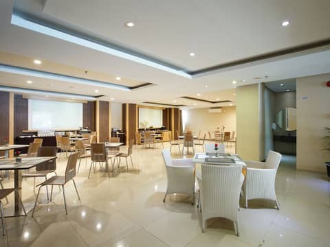 Top Malioboro Hotel — dining