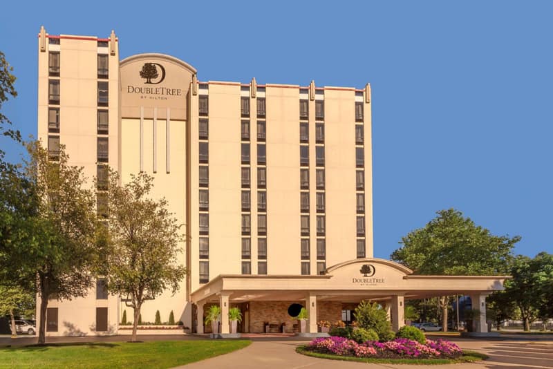 DoubleTree by Hilton Philadelphia Airport — building