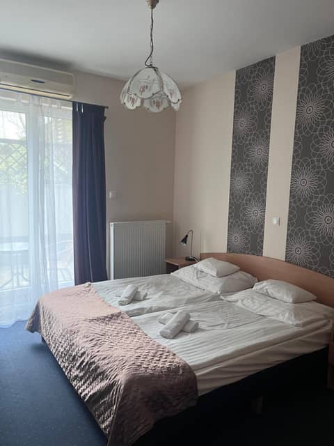 Hotel Rose City — bedroom