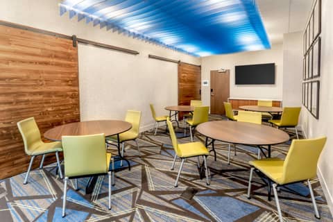 Holiday Inn Express & Suites - Milwaukee West Allis by IHG — photo 7
