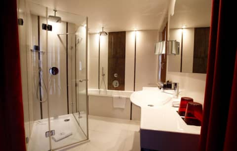 Edouard 7 Paris Opéra — bathroom
