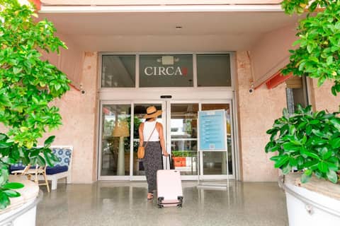 Circa 39 Miami Beach — human