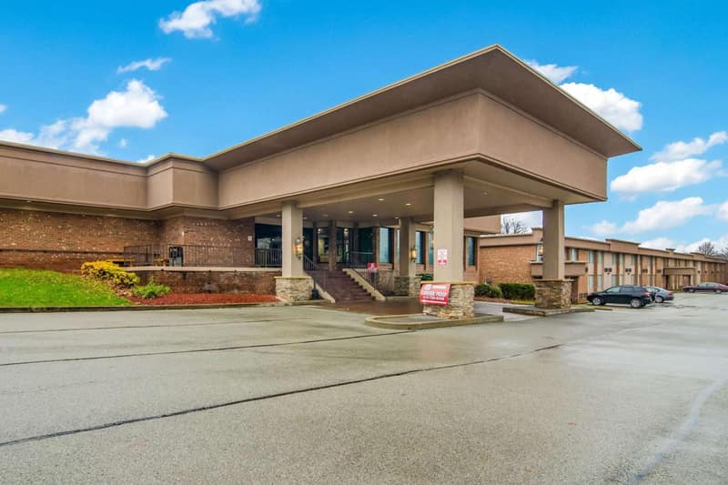 Comfort Inn & Suites Pittsburgh Fox Chapel — building