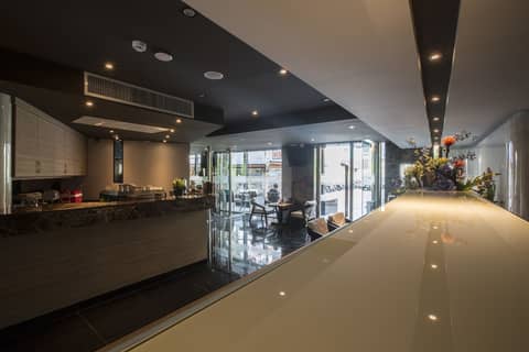 Serenotel Pattaya Beach Front — recepcion & lobby
