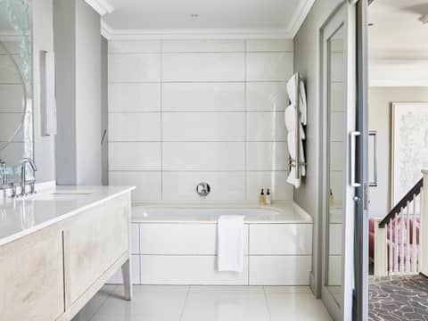 Queen Victoria Hotel by NEWMARK — bathroom