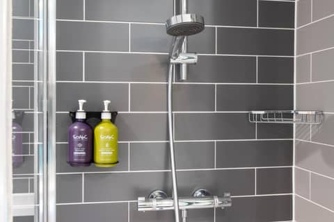 Holiday Inn Express Southwark by IHG — bathroom