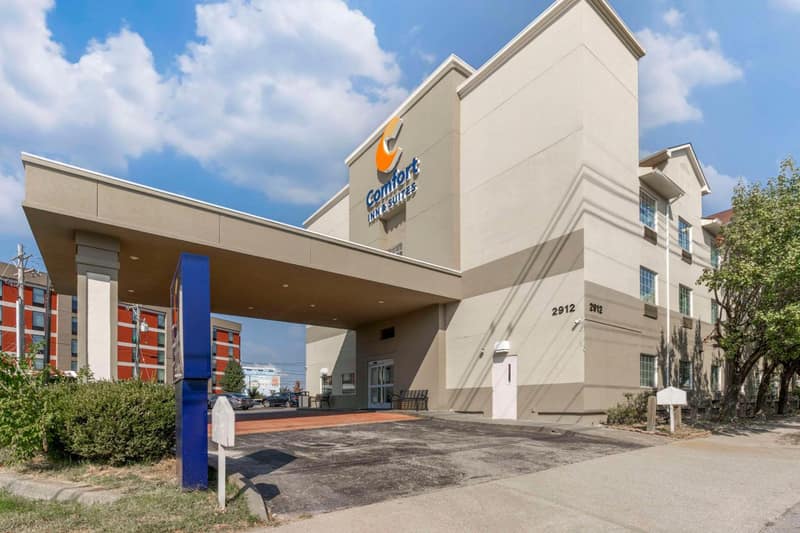 Comfort Inn & Suites Louisville Airport Fair & Expo — building