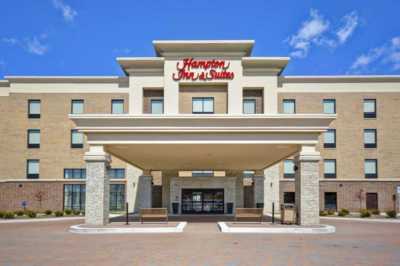 Hampton Inn & Suites Detroit/Warren — building