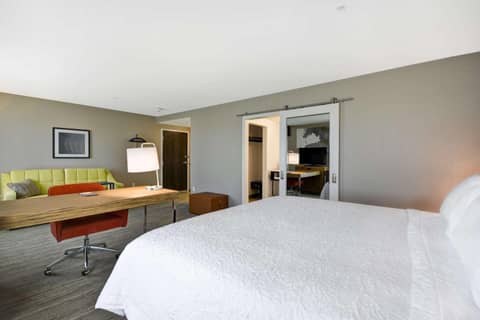 Hampton Inn & Suites Detroit/Warren — photo 8