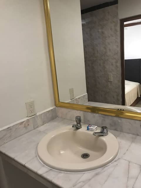 Hotel Fundador — bathroom