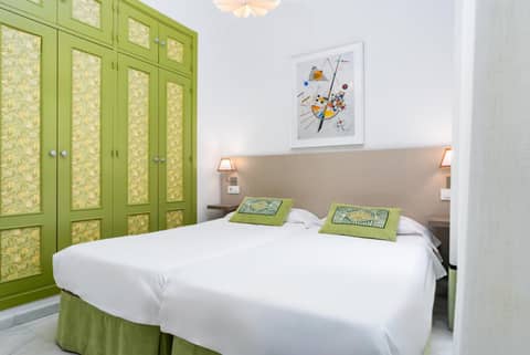 Smartr Sevilla Las Dueñas — hotel room