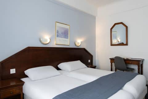 Hôtel Ambassadeur — hotel room
