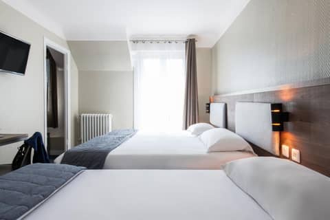 Hôtel Ambassadeur — hotel room