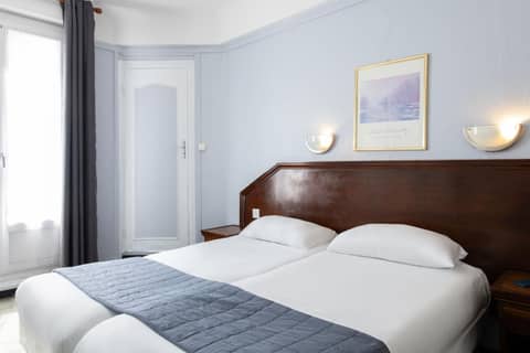 Hôtel Ambassadeur — hotel room