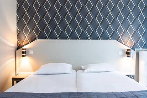 Hôtel Ambassadeur — hotel room