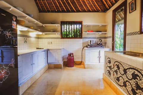 Bebek Cottages Sanur — kitchen