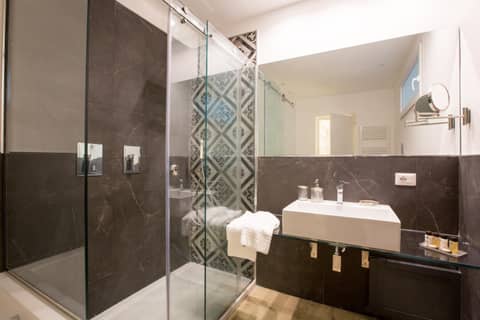 Palermo In Suite Aparthotel — bathroom