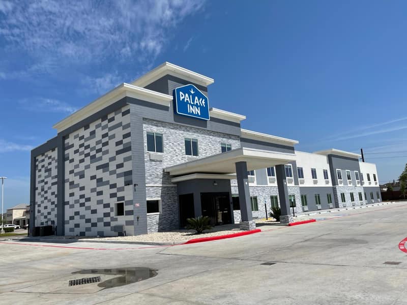 Palace Inn Blue Houston East Beltway 8 — building