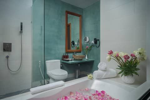Angkor Aurora — bathroom