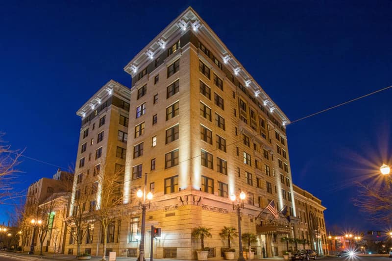 Hotel DeLuxe — building