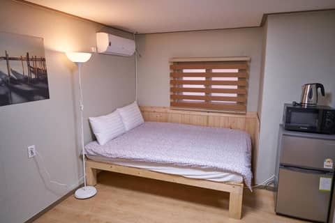 Seoul Station R Guesthouse — hotel room