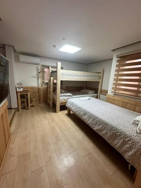 Seoul Station R Guesthouse — hotel room