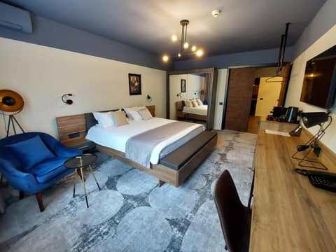 Bucharest Comfort Suites Hotel — hotel room