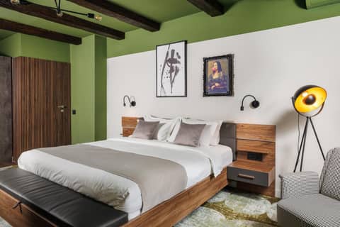 Bucharest Comfort Suites Hotel — hotel room