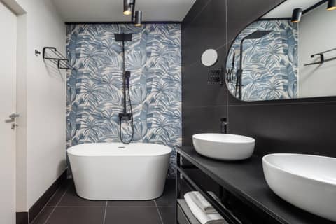 Bucharest Comfort Suites Hotel — bathroom