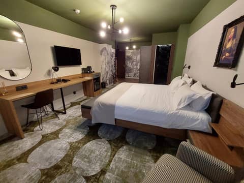 Bucharest Comfort Suites Hotel — hotel room