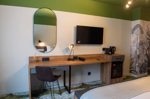Bucharest Comfort Suites Hotel — hotel room