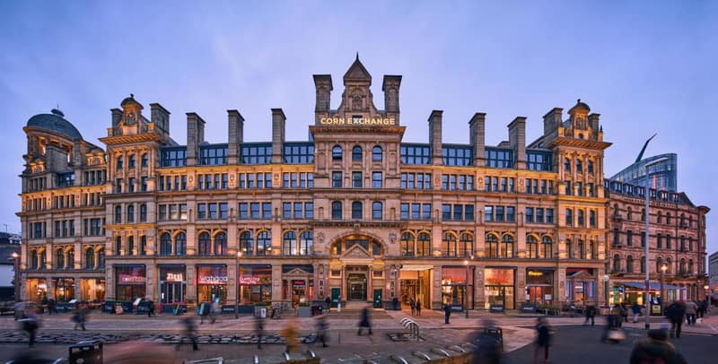 Roomzzz Manchester Victoria — building