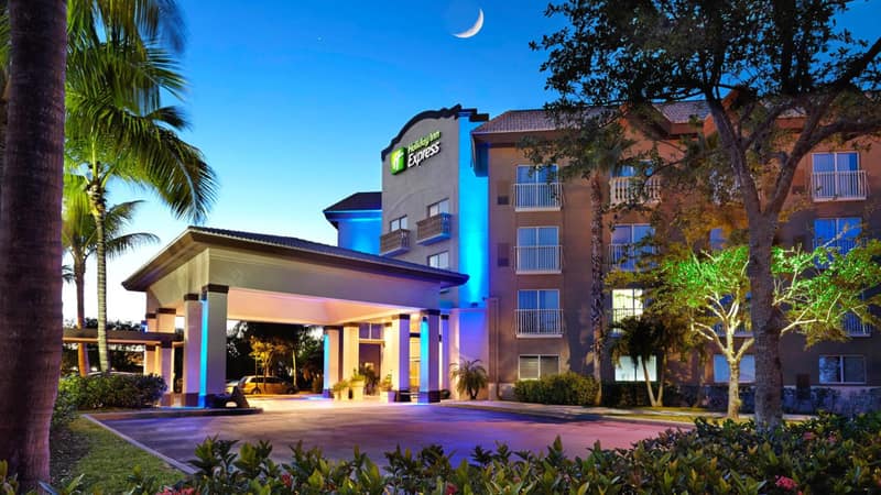 Holiday Inn Express & Suites Naples Downtown - 5th Avenue by IHG — building