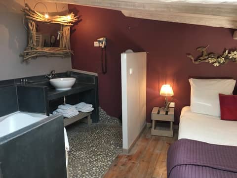 Intérieurs-Cour — hotel room