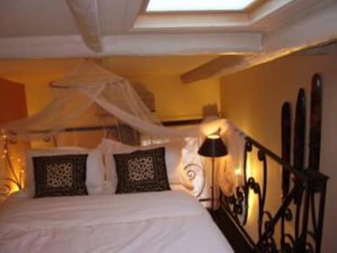 Intérieurs-Cour — bedroom