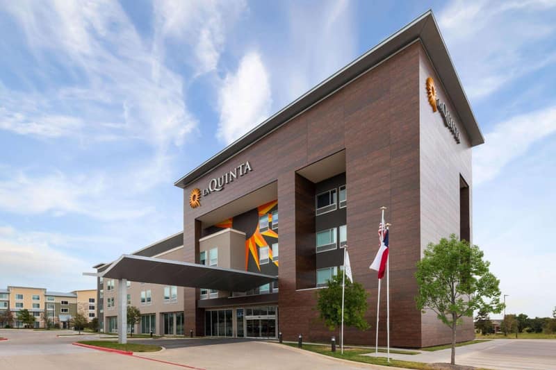 La Quinta Inn & Suites by Wyndham Austin Parmer Tech Ridge — building