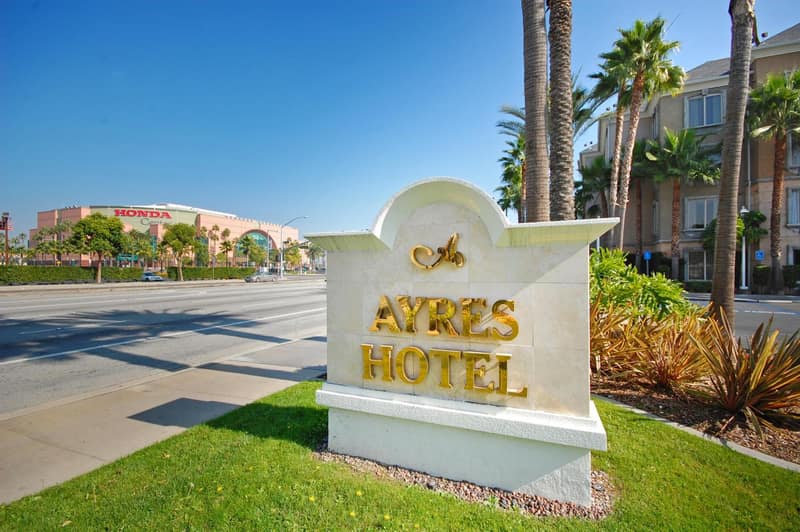 Ayres Hotel Anaheim — building