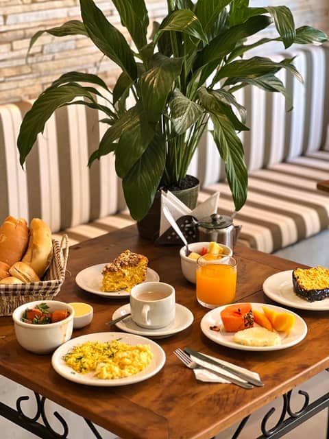 HMG Rio Suítes — dining